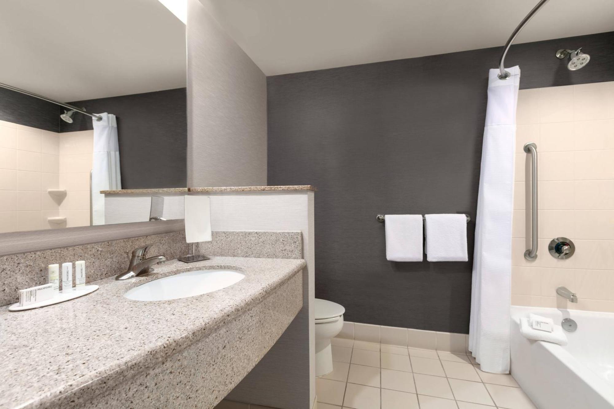 Courtyard Lancaster 3*